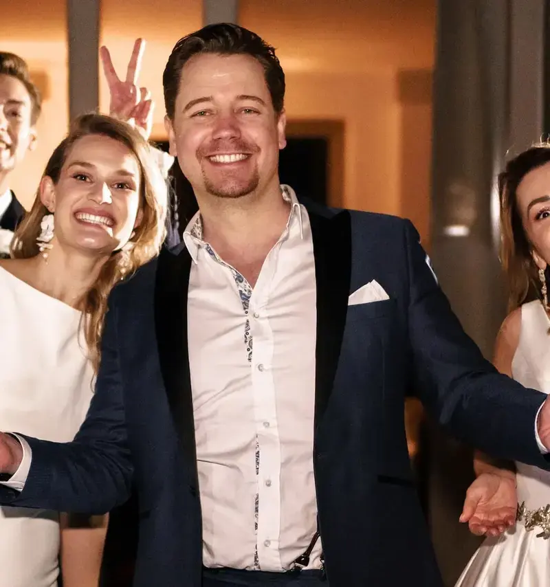 DJ Chris Force mit ausgebreiteten Armen vor feiernden Gästen – Event-DJ aus Frankfurt am Main